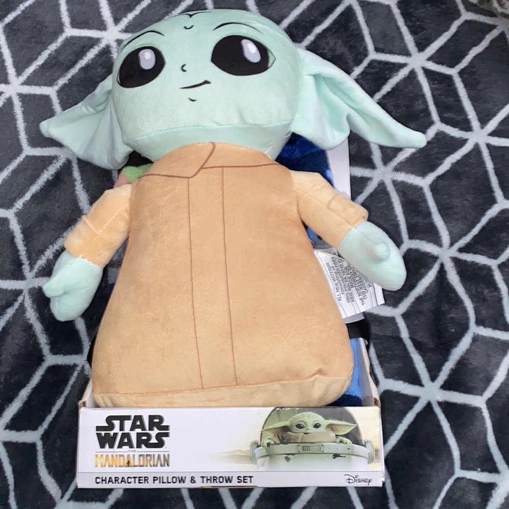 Star Wars the mandalorian character pillow & throw set